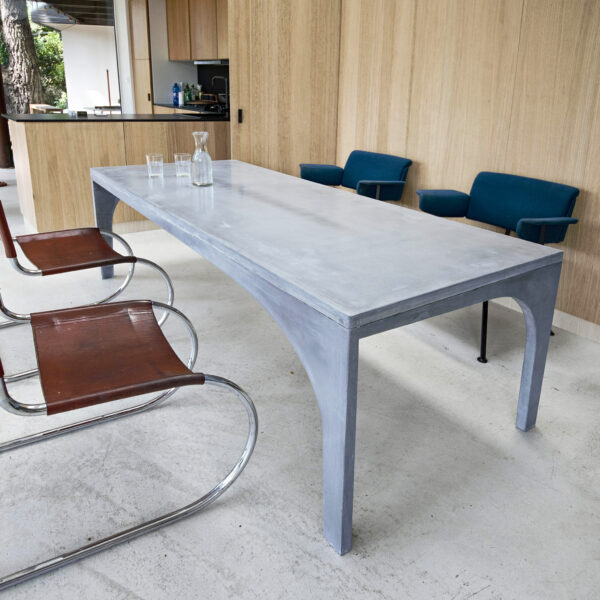 طاولة أوسكار من تصميم استوديو سوليد.
