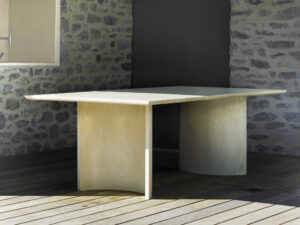 La table Carmen est dessiné par Carmen Maurice Architecture et fabriquée par Solid Studio.