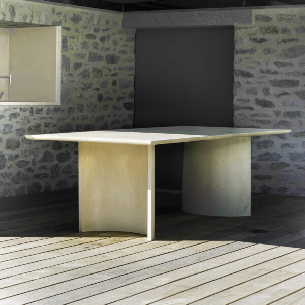 La table Carmen est dessiné par Carmen Maurice Architecture et fabriquée par Solid Studio.