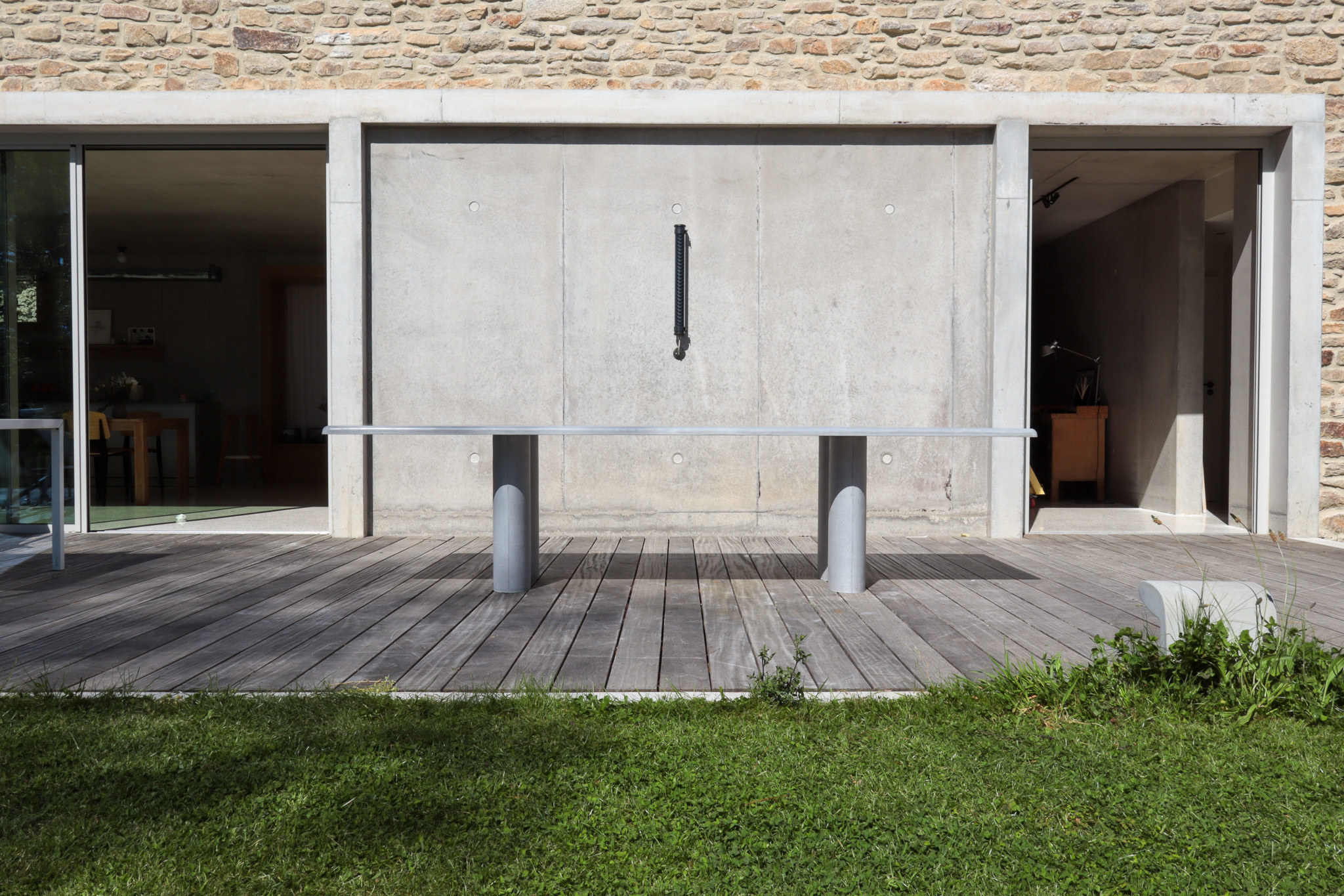La table Collet grise est designé par le studio Briand & Berthereau et fabriqué par Solid studio.